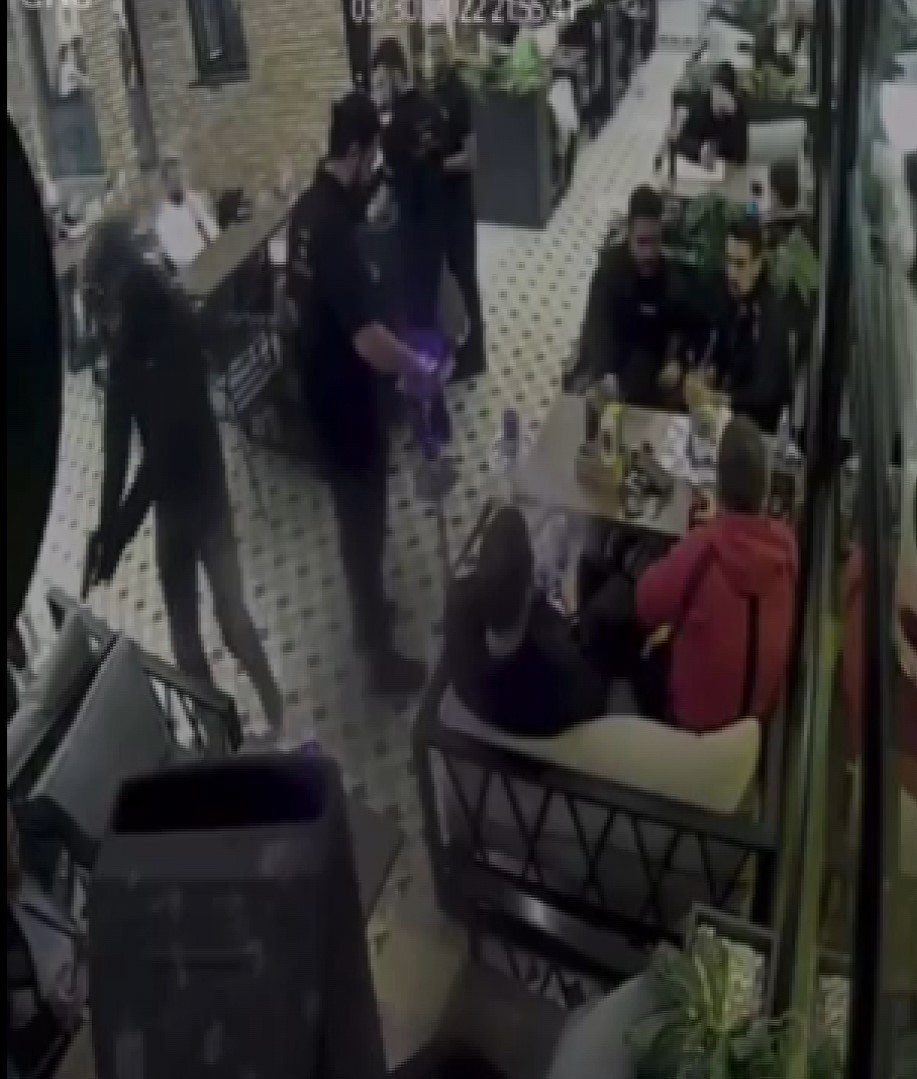 Beykoz’da bir vatandaş kafede oturduğu esnada husumetli olduğu kişi tarafından silahlı saldırıya uğradı. Yaşanan korku dolu dakikalar güvenlik ...