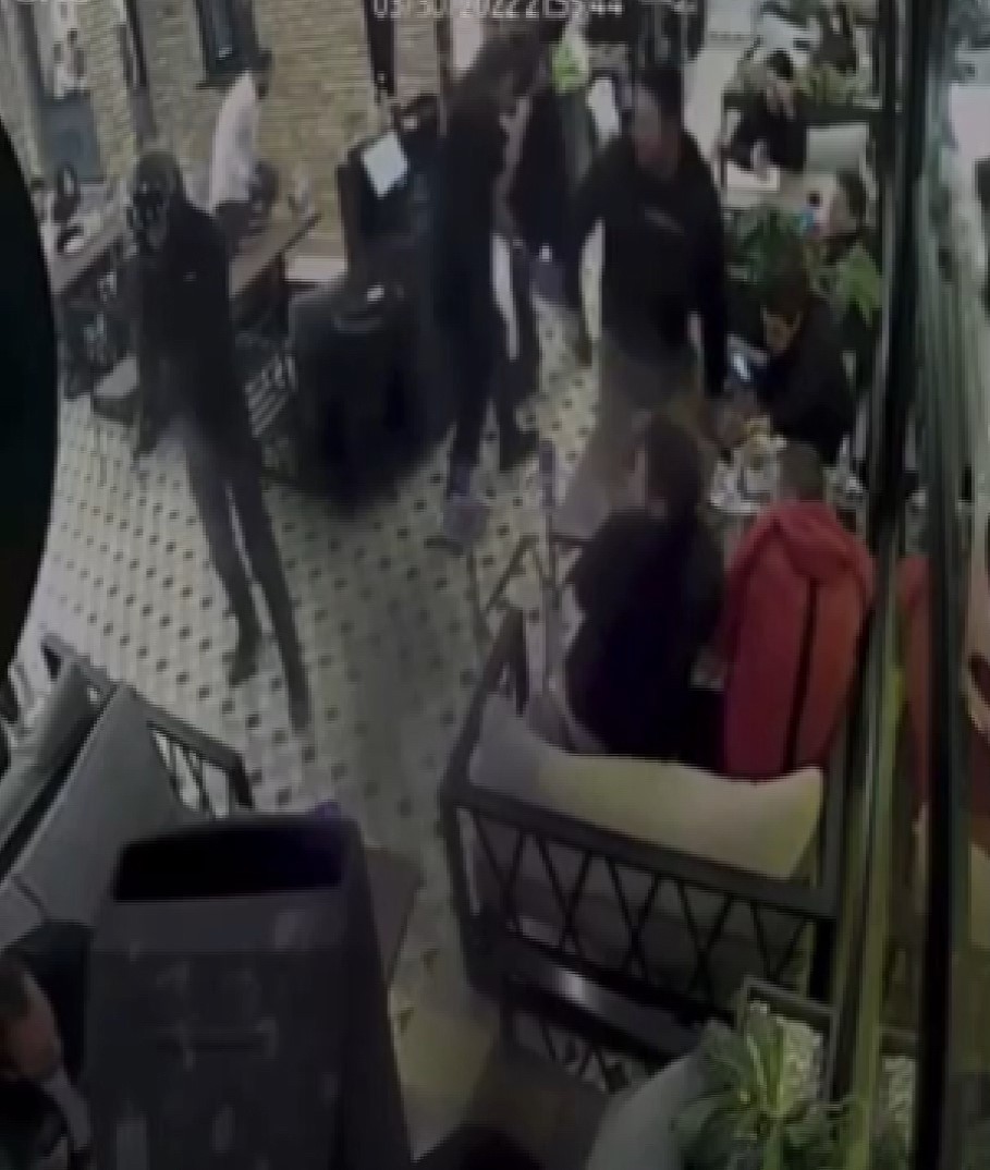 Beykoz’da bir vatandaş kafede oturduğu esnada husumetli olduğu kişi tarafından silahlı saldırıya uğradı. Yaşanan korku dolu dakikalar güvenlik ...