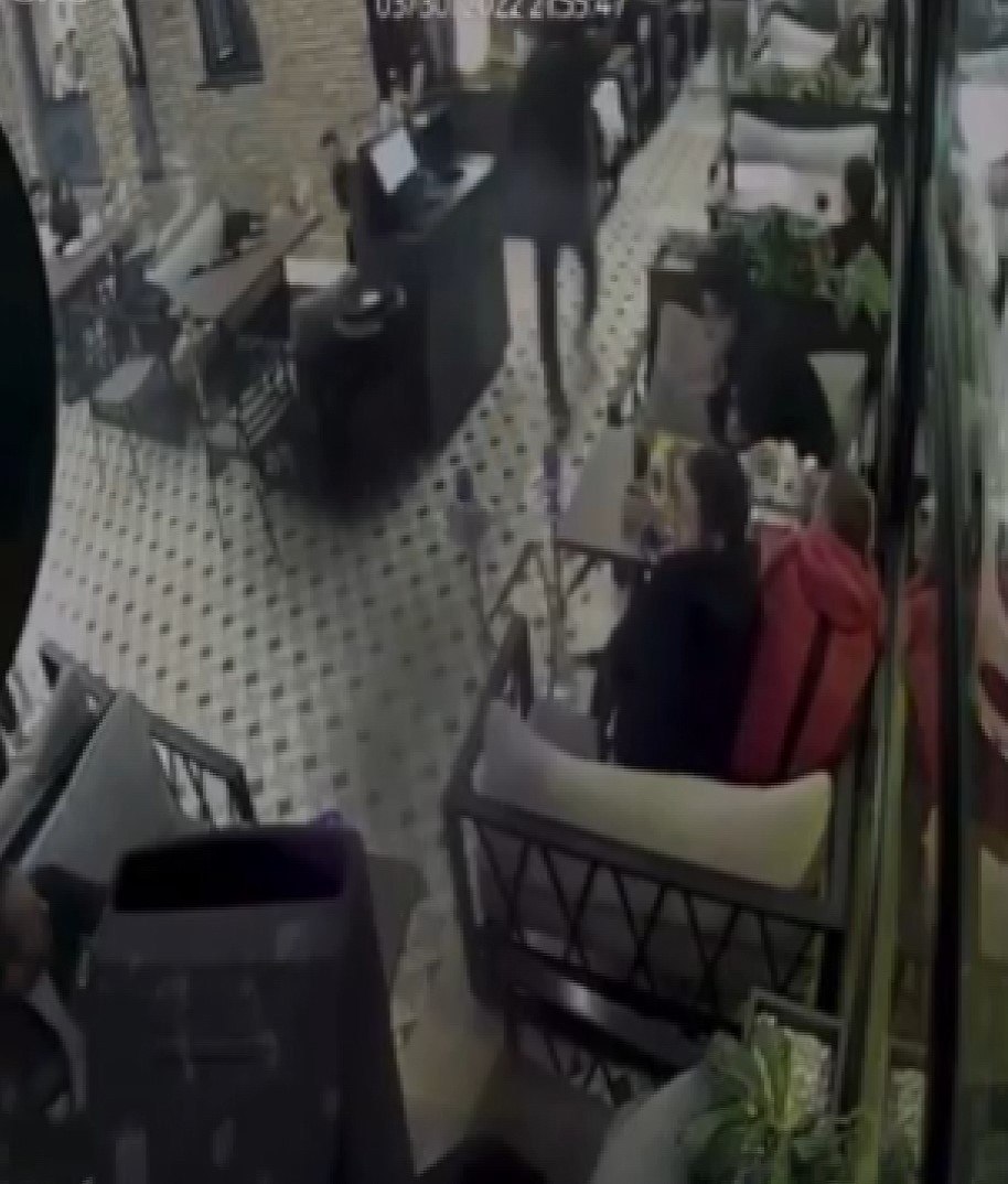 Beykoz’da kafede silahlı infaz kamerada Beykoz’da bir vatandaş kafede oturduğu esnada husumetli olduğu kişi tarafından silahlı saldırıya uğradı. Yaşanan korku dolu dakikalar güvenlik ...