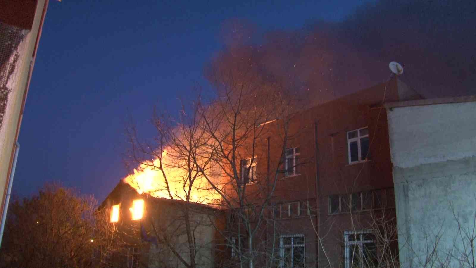 Beykoz Yeni Mahalle Küçüksu Caddesi’nde sabah saatlerinde müstakil bir evde yangın çıktı. Yangın diğer binalara da sirayet etti. Beykoz Yeni ...