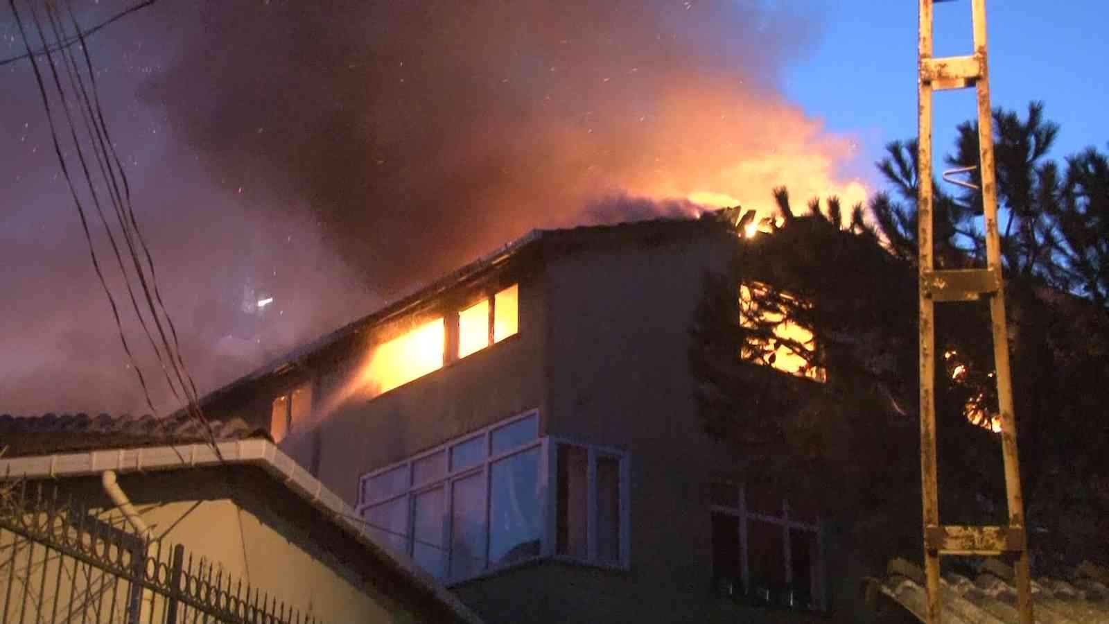 Beykoz Yeni Mahalle Küçüksu Caddesi’nde sabah saatlerinde müstakil bir evde yangın çıktı. Yangın diğer binalara da sirayet etti. Beykoz Yeni ...