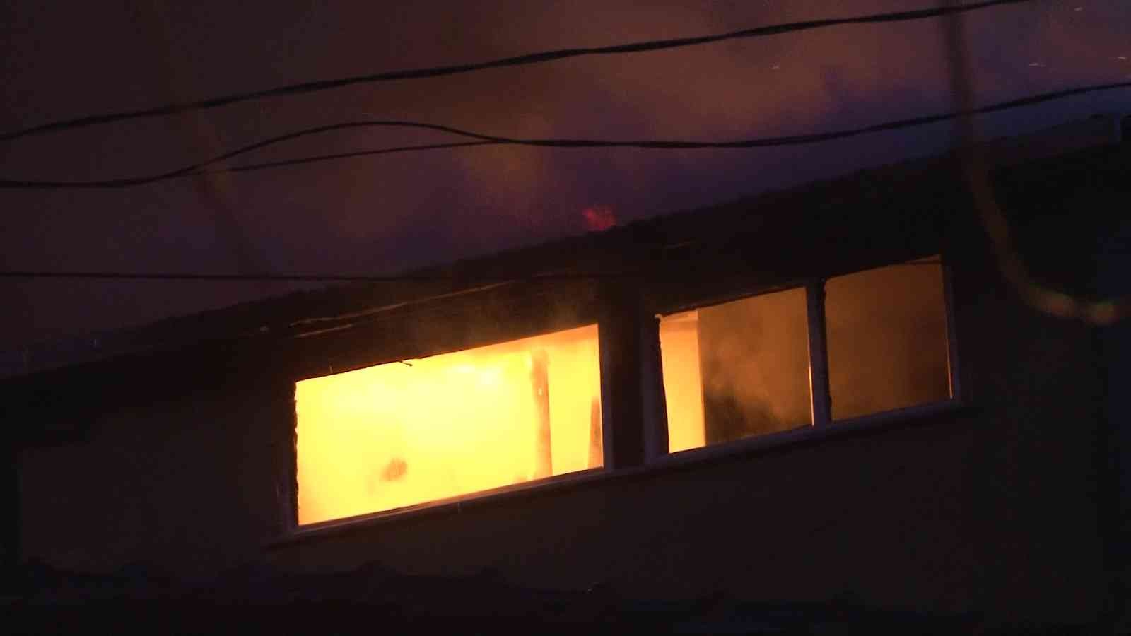 Beykoz Yeni Mahalle Küçüksu Caddesi’nde sabah saatlerinde müstakil bir evde yangın çıktı. Yangın diğer binalara da sirayet etti. Beykoz Yeni ...