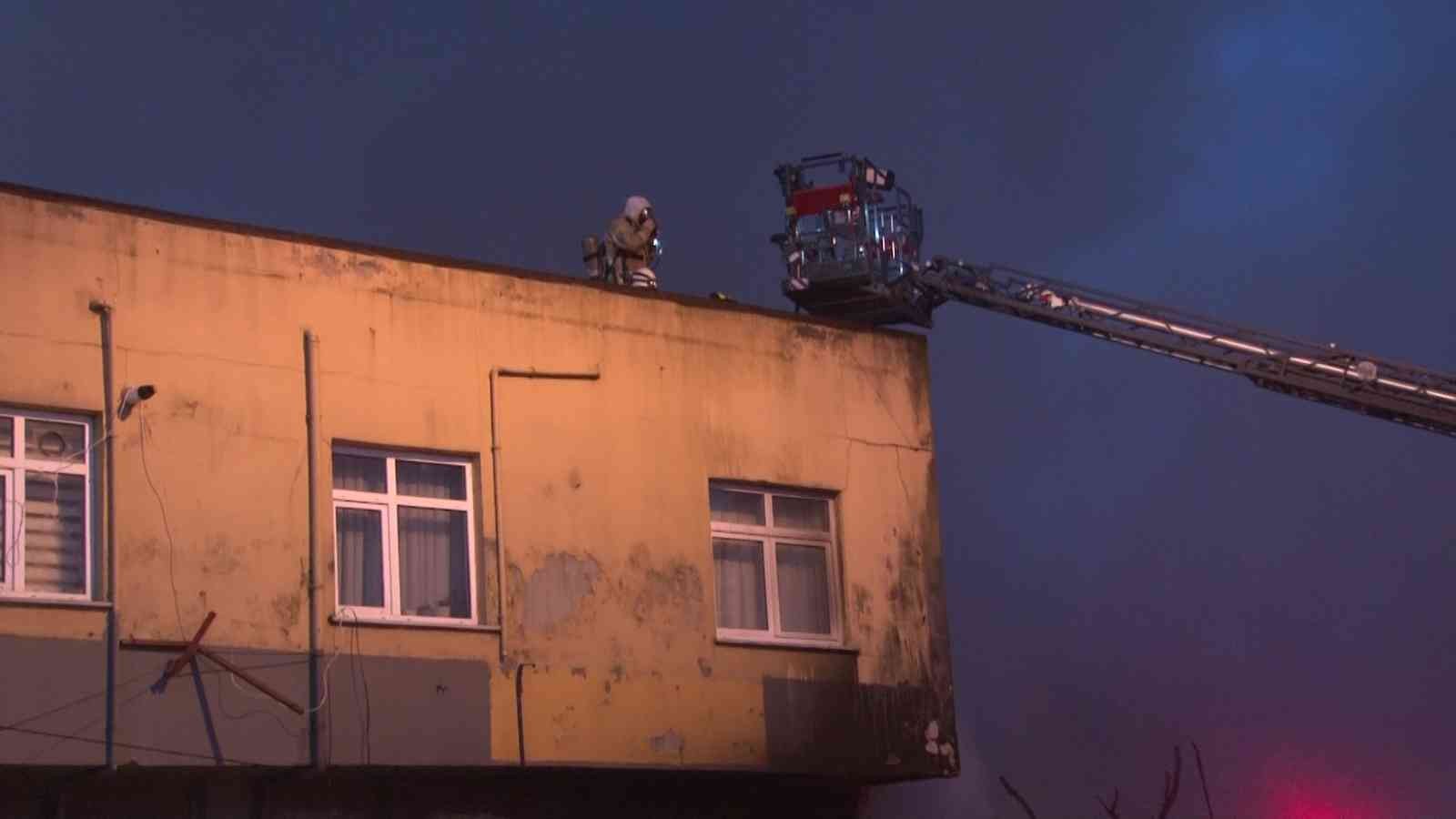 Beykoz Yeni Mahalle Küçüksu Caddesi’nde sabah saatlerinde müstakil bir evde yangın çıktı. Yangın diğer binalara da sirayet etti. Beykoz Yeni ...