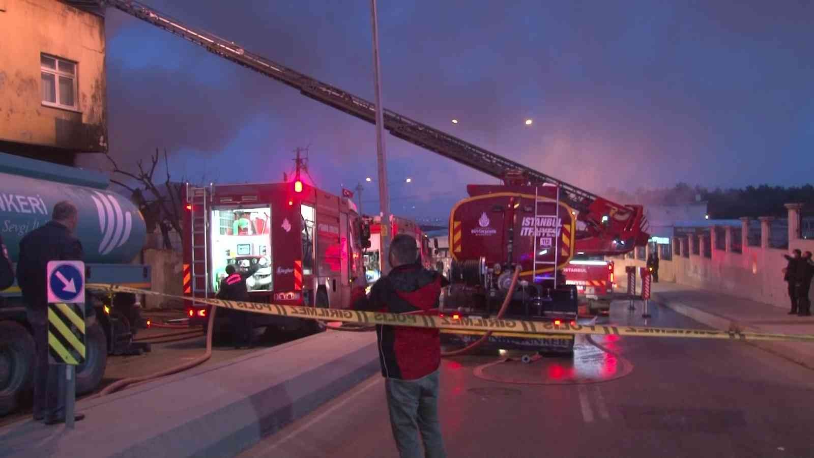 Beykoz Yeni Mahalle Küçüksu Caddesi’nde sabah saatlerinde müstakil bir evde yangın çıktı. Yangın diğer binalara da sirayet etti. Beykoz Yeni ...