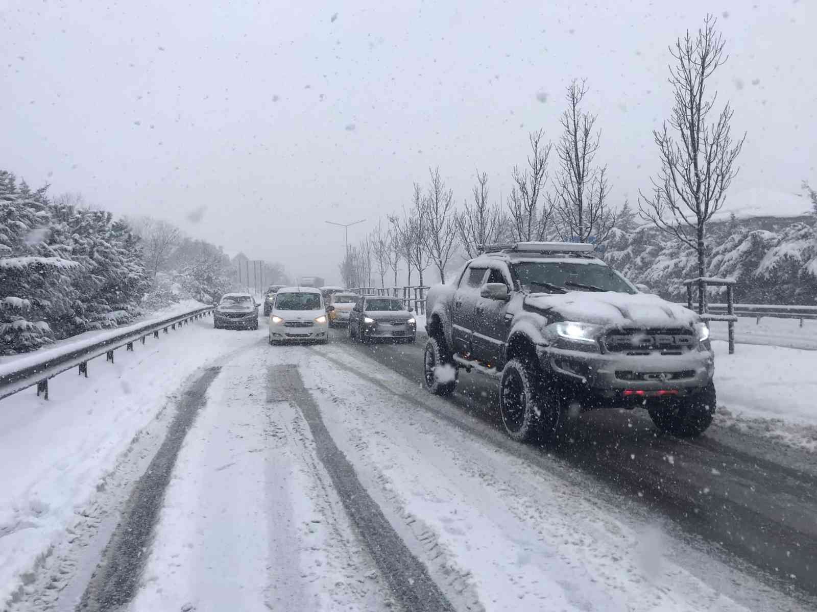 Beykoz’da yoğun kar yağışıyla araçlar yolda kaldı, sürücüler zor anlar yaşadı İstanbul’da etkili olan kar yağışı şehrin birçok noktasını beyaza bürüdü. Beykoz’da şiddetli kar yağışından dolayı bazı sürücüler yolda kaldı ...