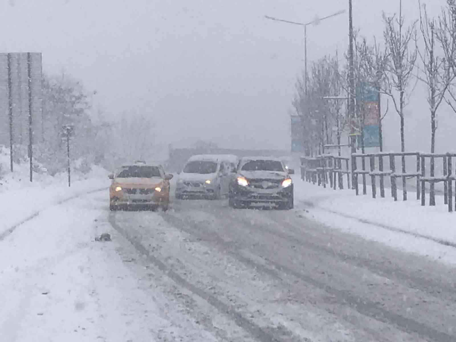Beykoz’da yoğun kar yağışıyla araçlar yolda kaldı, sürücüler zor anlar yaşadı İstanbul’da etkili olan kar yağışı şehrin birçok noktasını beyaza bürüdü. Beykoz’da şiddetli kar yağışından dolayı bazı sürücüler yolda kaldı ...