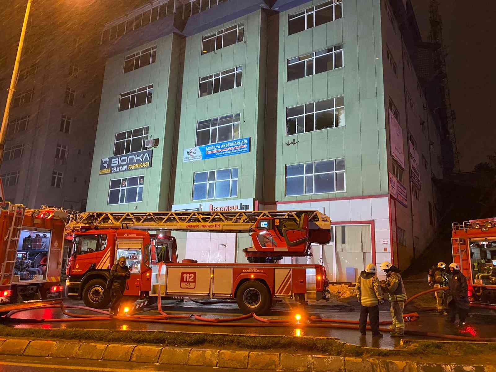 Beylikdüzü’nde bir çelik kapı imalathanesinde yangın çıktı Beylikdüzü’nde 5 katlı bir binada bulunan çelik kapı imalathanesinde yangın çıktı. Yangın, saat 01.45 sıralarında Beylikdüzü Yakuplu Mahallesi ...