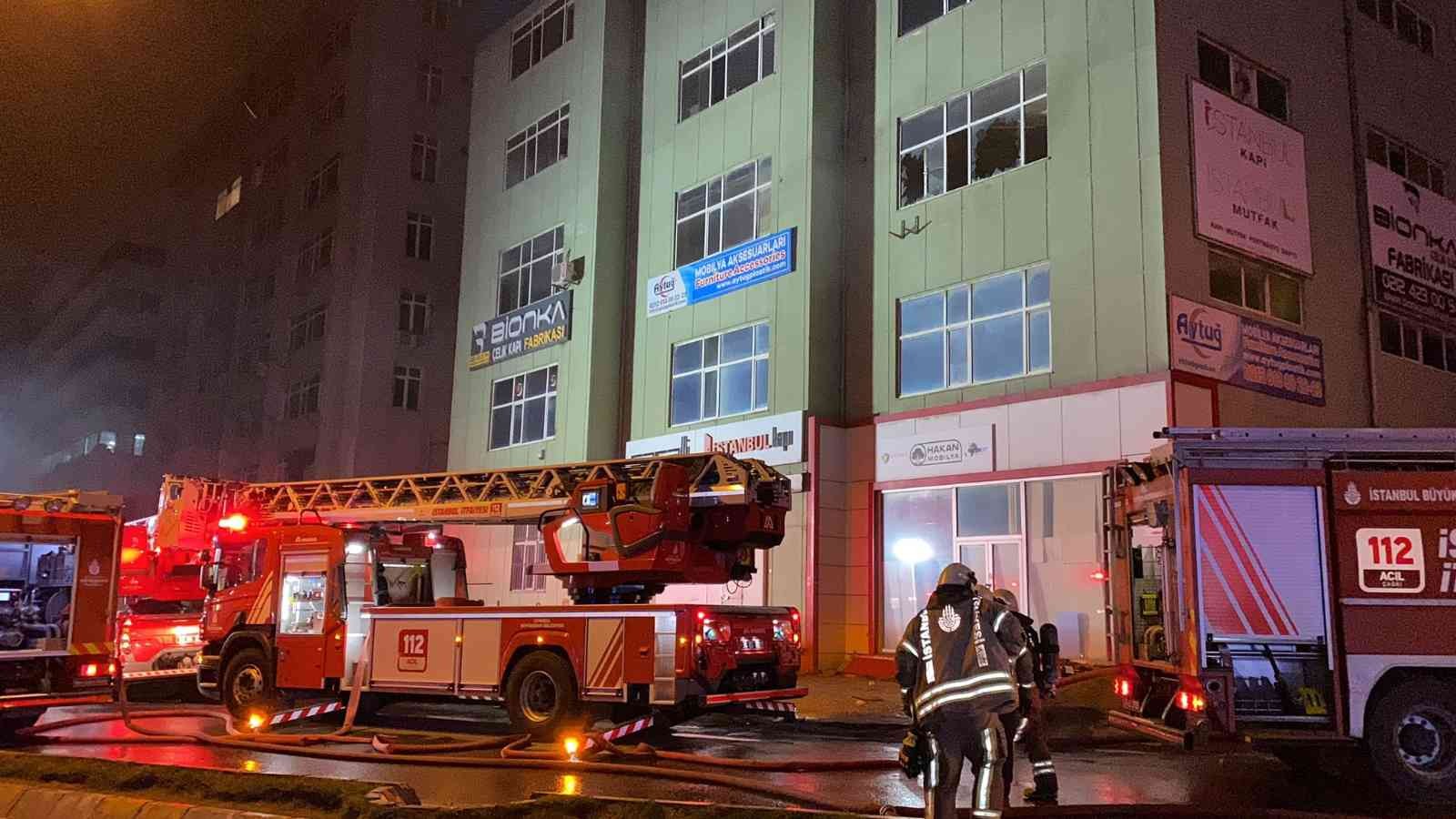 Beylikdüzü’nde bir çelik kapı imalathanesinde yangın çıktı Beylikdüzü’nde 5 katlı bir binada bulunan çelik kapı imalathanesinde yangın çıktı. Yangın, saat 01.45 sıralarında Beylikdüzü Yakuplu Mahallesi ...