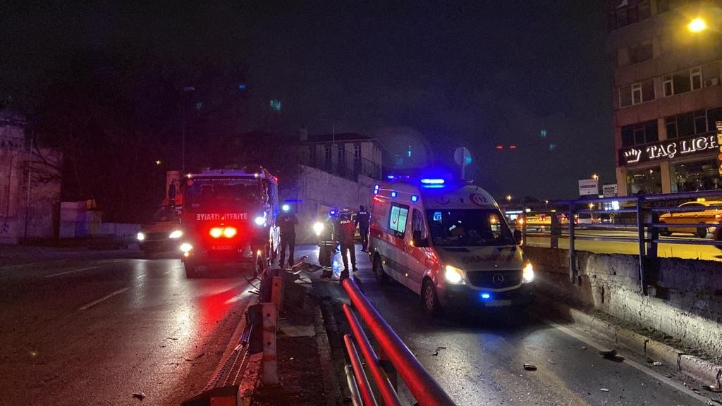 Beyoğlu’nda aşırı hızlı olduğu iddia edilen araç, yol ayrımında önce refüje ardından ise trafik levhasına çarparak takla attı. Kazada 1’i ağır 3 ...