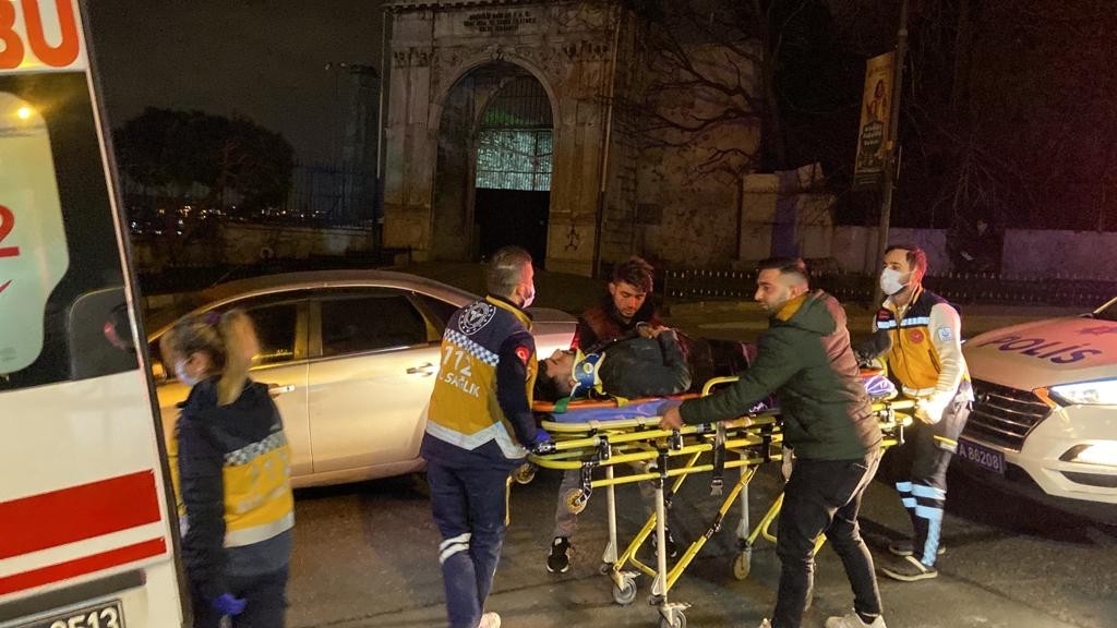 Beyoğlu’nda trafik levhasına çarpan pikap takla attı: 3 yaralı Beyoğlu’nda aşırı hızlı olduğu iddia edilen araç, yol ayrımında önce refüje ardından ise trafik levhasına çarparak takla attı. Kazada 1’i ağır 3 ...