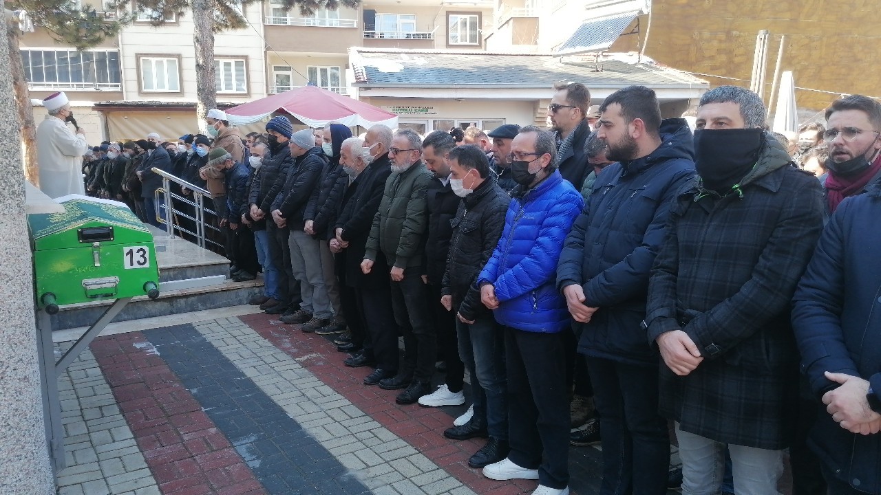 Bıçaklanarak öldürülen genç adam son yolculuğuna uğurlandı Bursa’nın İnegöl ilçesinde yaşlı adamın bıçaklayarak öldürdüğü genç adam gözyaşları arasında defnedildi. Olay, cuma gecesi saat 02.00 sıralarında ...