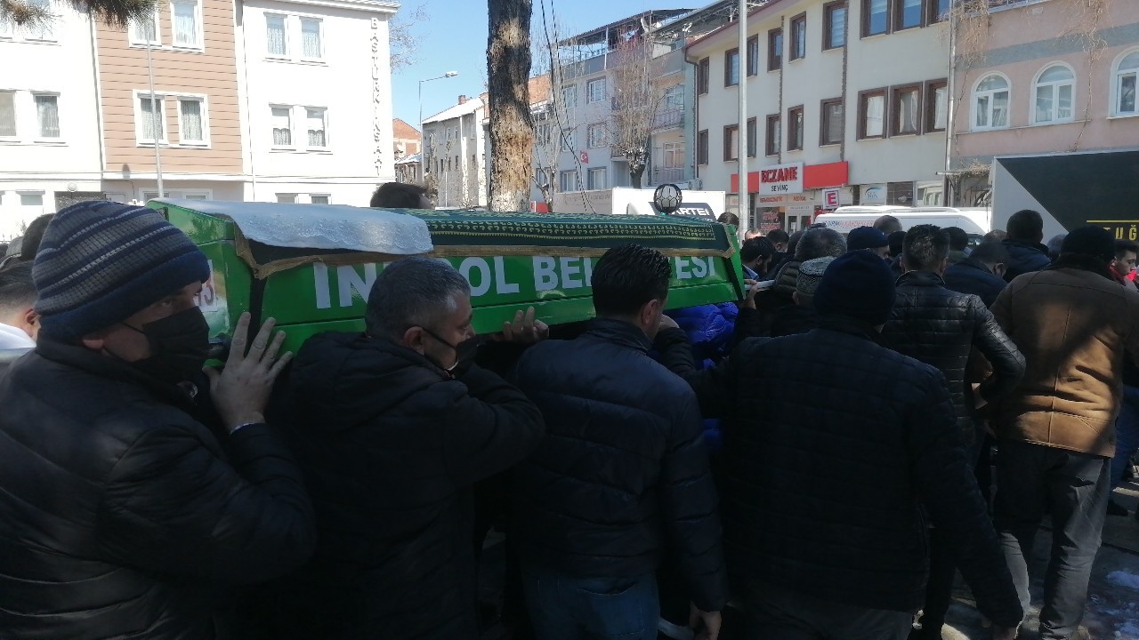 Bıçaklanarak öldürülen genç adam son yolculuğuna uğurlandı Bursa’nın İnegöl ilçesinde yaşlı adamın bıçaklayarak öldürdüğü genç adam gözyaşları arasında defnedildi. Olay, cuma gecesi saat 02.00 sıralarında ...