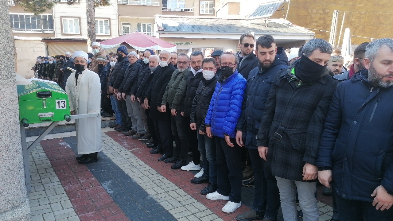 Bıçaklanarak öldürülen genç adam son yolculuğuna uğurlandı Bursa’nın İnegöl ilçesinde yaşlı adamın bıçaklayarak öldürdüğü genç adam gözyaşları arasında defnedildi. Olay, cuma gecesi saat 02.00 sıralarında ...