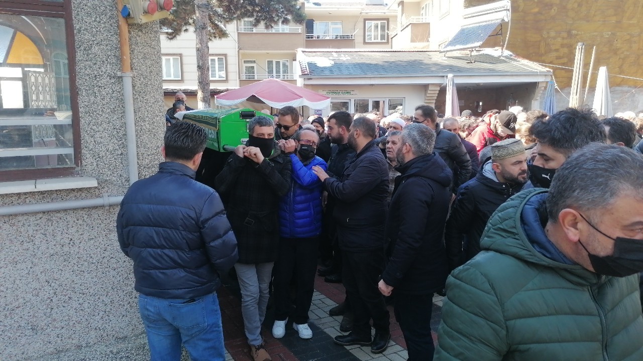 Bıçaklanarak öldürülen genç adam son yolculuğuna uğurlandı Bursa’nın İnegöl ilçesinde yaşlı adamın bıçaklayarak öldürdüğü genç adam gözyaşları arasında defnedildi. Olay, cuma gecesi saat 02.00 sıralarında ...