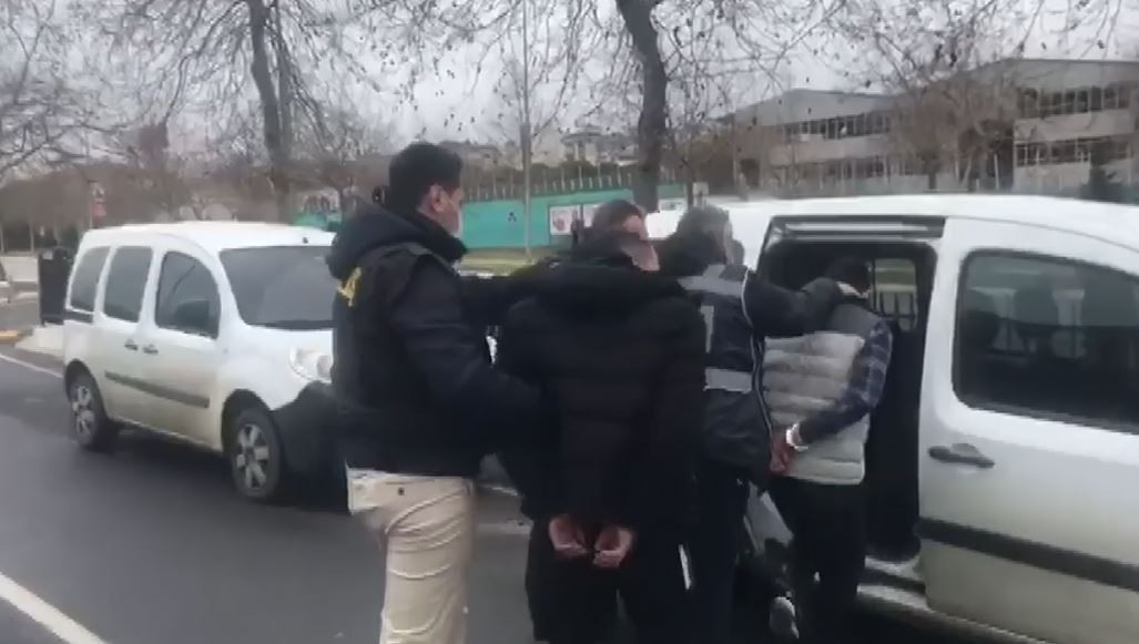 Bıçaklı gaspçılar tutuklandı Tekirdağ’ın Süleymanpaşa ilçesinde 2 kişiyi bıçakla gasp eden 2 zanlı, polis ekiplerince yakalanıp sevk edildikleri adli mercilerce tutuklandı ...