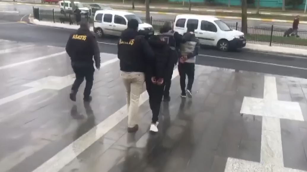 Bıçaklı gaspçılar tutuklandı Tekirdağ’ın Süleymanpaşa ilçesinde 2 kişiyi bıçakla gasp eden 2 zanlı, polis ekiplerince yakalanıp sevk edildikleri adli mercilerce tutuklandı ...