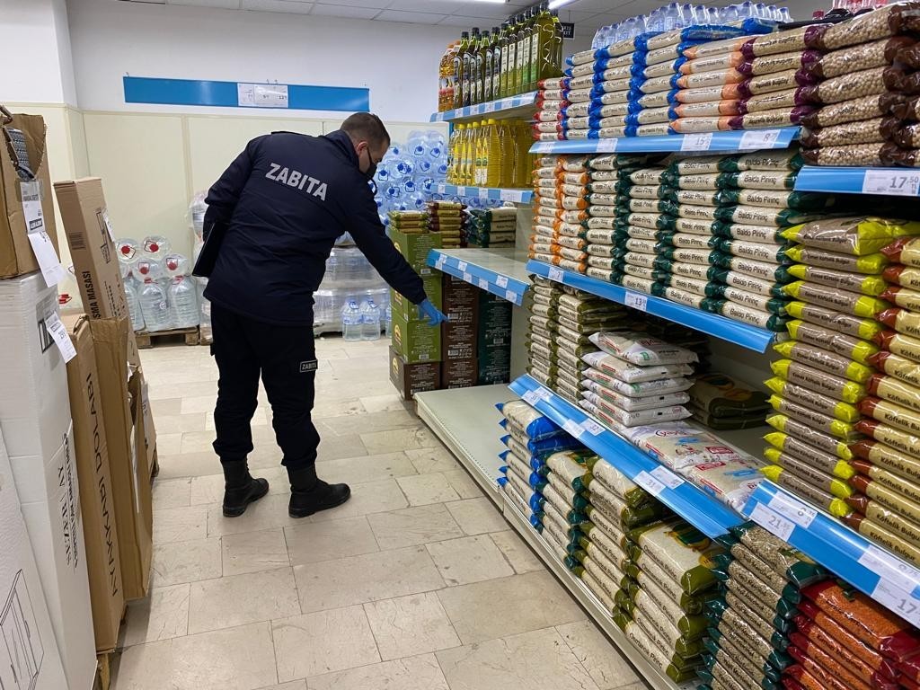 Bilecik’te A101’de yağ reyonları boş kaldı Bilecik’te zabıta ekipleri yağ stokçuluğun önüne geçebilmek için denetimlerine aralıksız devam ederken, A101’de yağ reyonlarının boş kaldığı ...