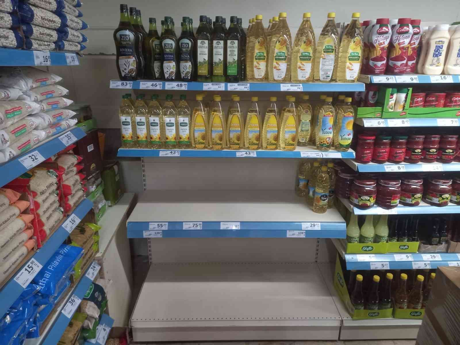 Bilecik’te A101’de yağ reyonları boş kaldı Bilecik’te zabıta ekipleri yağ stokçuluğun önüne geçebilmek için denetimlerine aralıksız devam ederken, A101’de yağ reyonlarının boş kaldığı ...