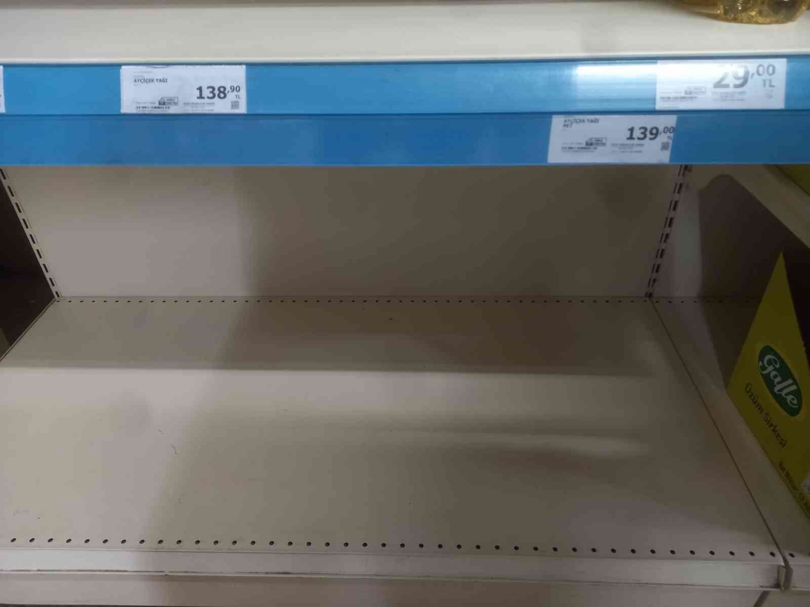 Bilecik’te A101’de yağ reyonları boş kaldı Bilecik’te zabıta ekipleri yağ stokçuluğun önüne geçebilmek için denetimlerine aralıksız devam ederken, A101’de yağ reyonlarının boş kaldığı ...