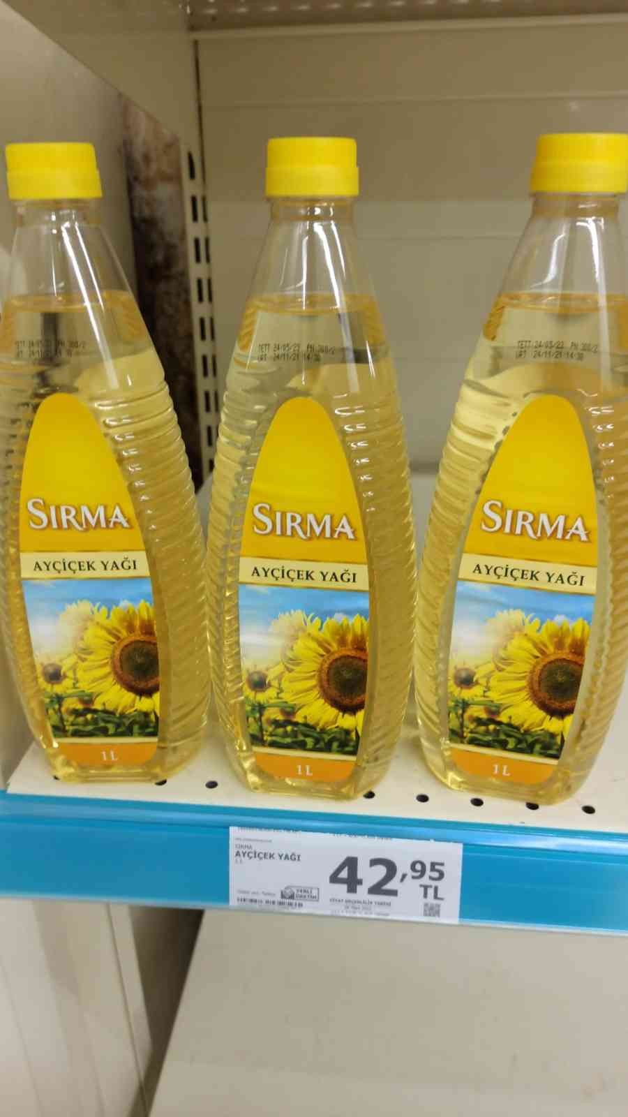 Bilecik’te A101’de yağ reyonları boş kaldı Bilecik’te zabıta ekipleri yağ stokçuluğun önüne geçebilmek için denetimlerine aralıksız devam ederken, A101’de yağ reyonlarının boş kaldığı ...