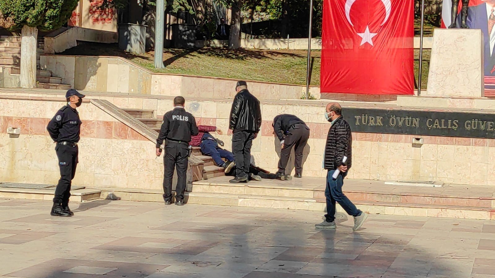 Bilecik’te eşini ve kayınpederini öldüren sanığa ağırlaştırılmış müebbet hapis Bilecik’te boşanma aşamasındaki eşi Cemile Nur Acar ile kayınpederi Abdullah Acar’ı adliye çıkışında pompalı tüfekle öldüren zanlı ...