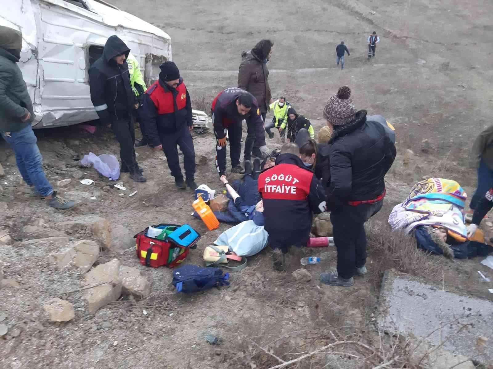 Bilecik’te bir fabrikanın işçilerini taşıyan servis aracı şarampole devrildi. Kazada 2’si ağır 6 kişi yaralandı. Alınan bilgilere göre; Eskişehir ...