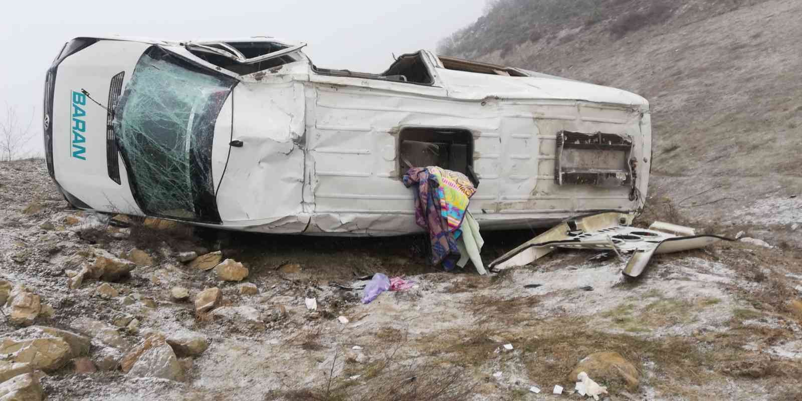 Bilecik’te bir fabrikanın işçilerini taşıyan servis aracı şarampole devrildi. Kazada 2’si ağır 6 kişi yaralandı. Alınan bilgilere göre; Eskişehir ...