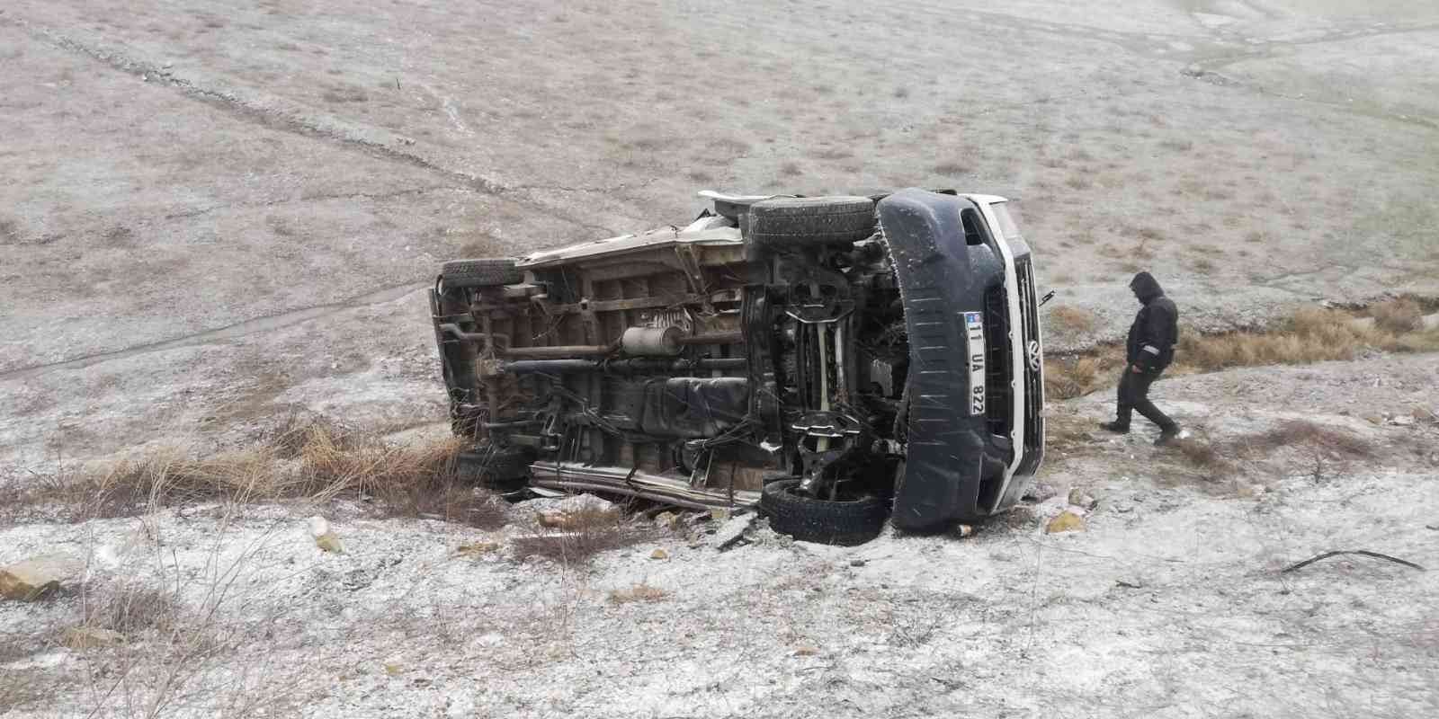 Bilecik’te bir fabrikanın işçilerini taşıyan servis aracı şarampole devrildi. Kazada 2’si ağır 6 kişi yaralandı. Alınan bilgilere göre; Eskişehir ...