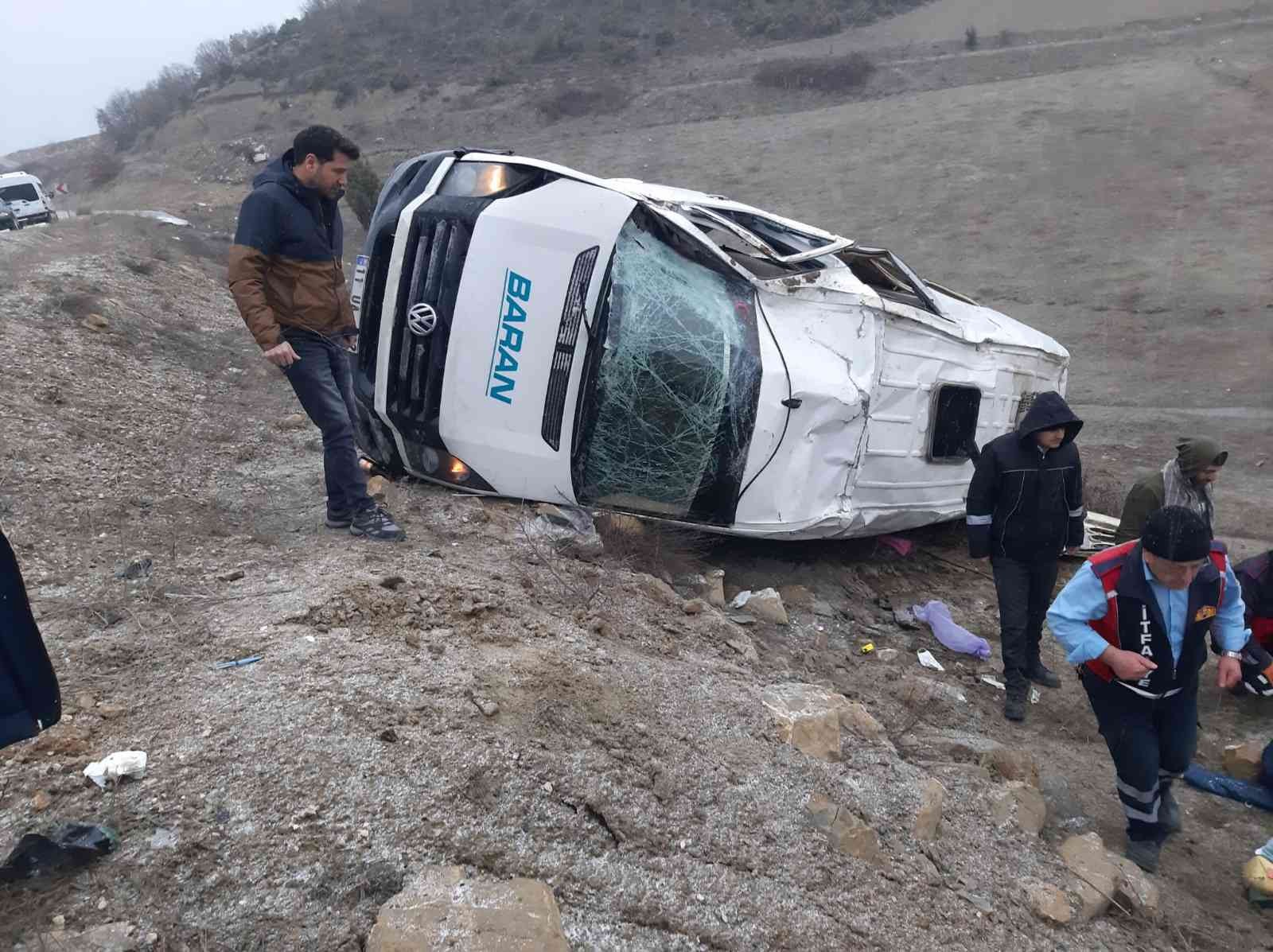 Bilecik’te bir fabrikanın işçilerini taşıyan servis aracı şarampole devrildi. Kazada 2’si ağır 6 kişi yaralandı. Alınan bilgilere göre; Eskişehir ...