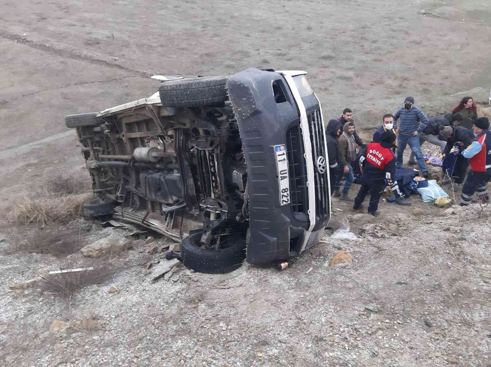 Bilecik’te bir fabrikanın işçilerini taşıyan servis aracı şarampole devrildi. Kazada 2’si ağır 6 kişi yaralandı. Alınan bilgilere göre; Eskişehir ...