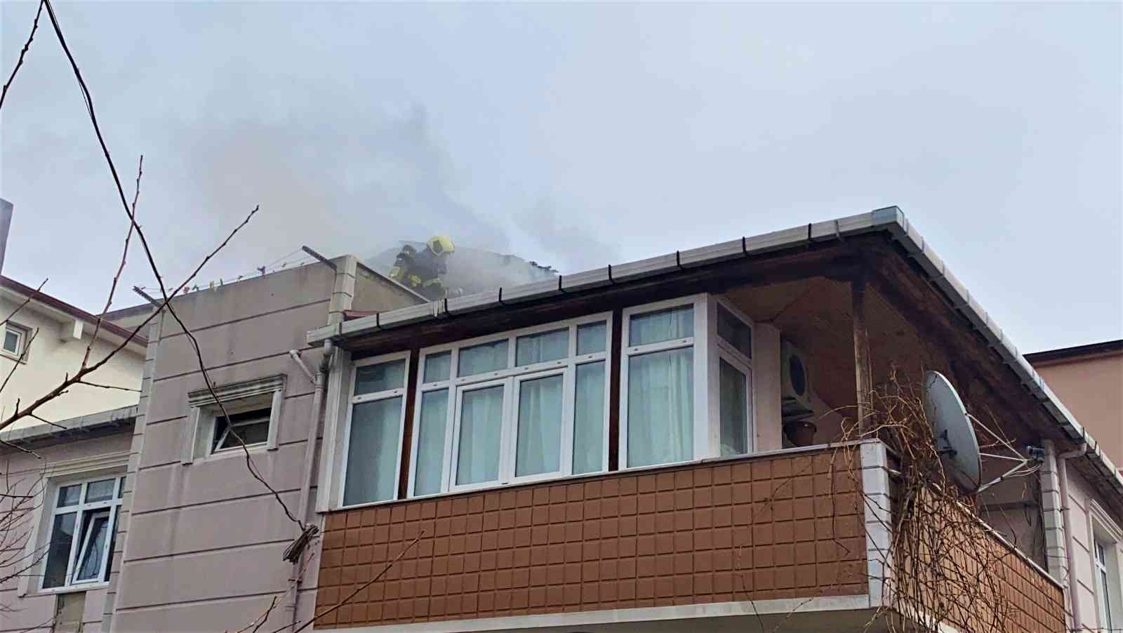 Binanın çatısı alevlere teslim oldu, 3 kişi dumandan etkilendi Kocaeli’nin Gebze ilçesinde üç katlı bir binanın çatısında çıkan yangında 3 kişi dumandan etkilendi. Yangın, Kocaeli’nin Gebze ilçesi Beylikbağı ...