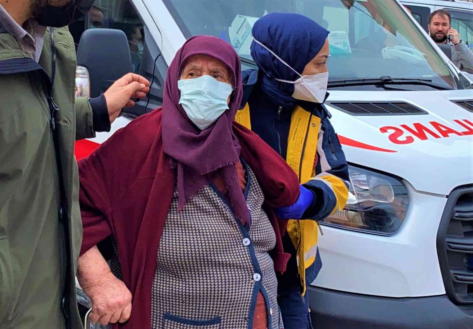 Binanın çatısı alevlere teslim oldu, 3 kişi dumandan etkilendi Kocaeli’nin Gebze ilçesinde üç katlı bir binanın çatısında çıkan yangında 3 kişi dumandan etkilendi. Yangın, Kocaeli’nin Gebze ilçesi Beylikbağı ...