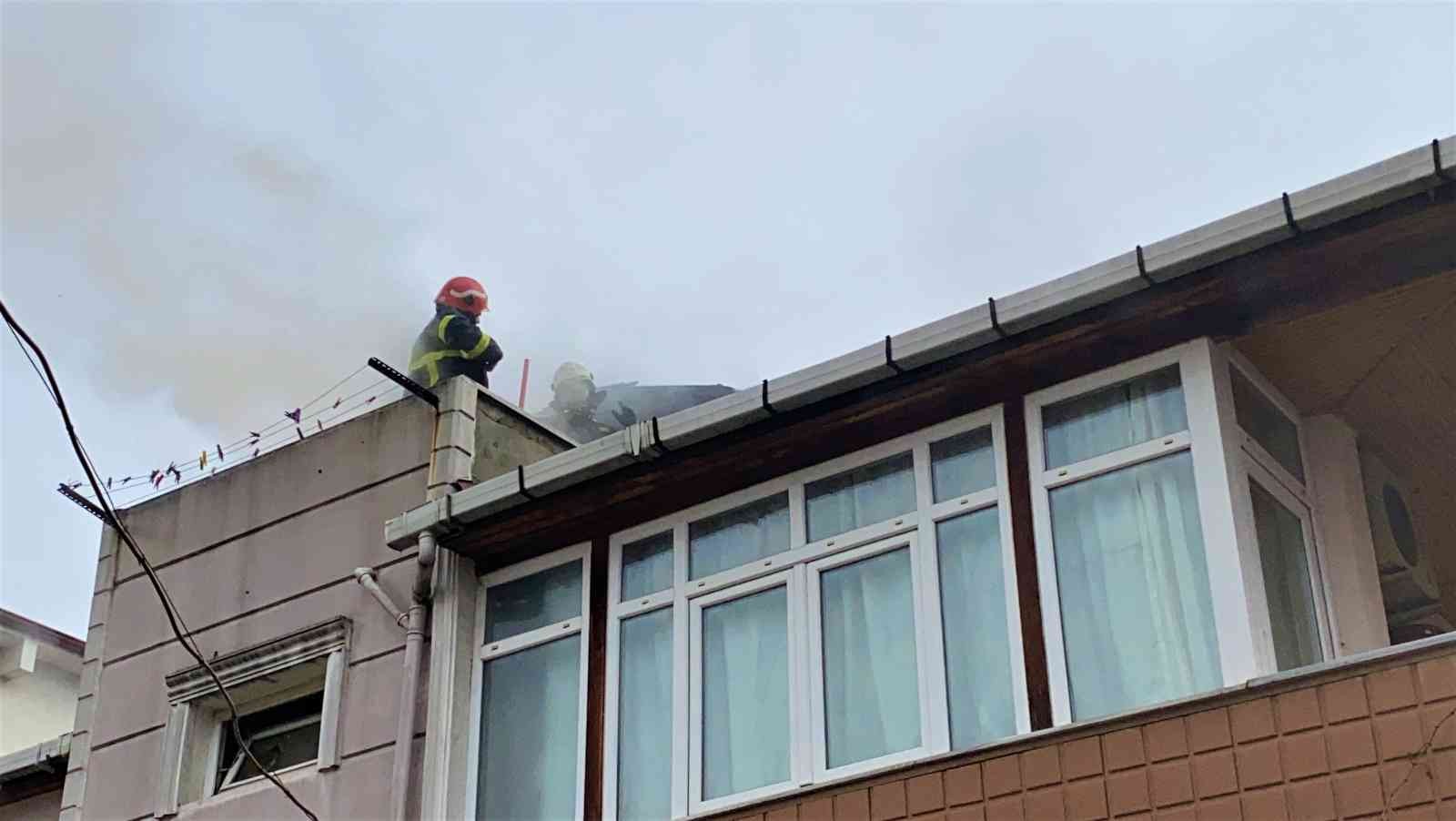 Binanın çatısı alevlere teslim oldu, 3 kişi dumandan etkilendi Kocaeli’nin Gebze ilçesinde üç katlı bir binanın çatısında çıkan yangında 3 kişi dumandan etkilendi. Yangın, Kocaeli’nin Gebze ilçesi Beylikbağı ...