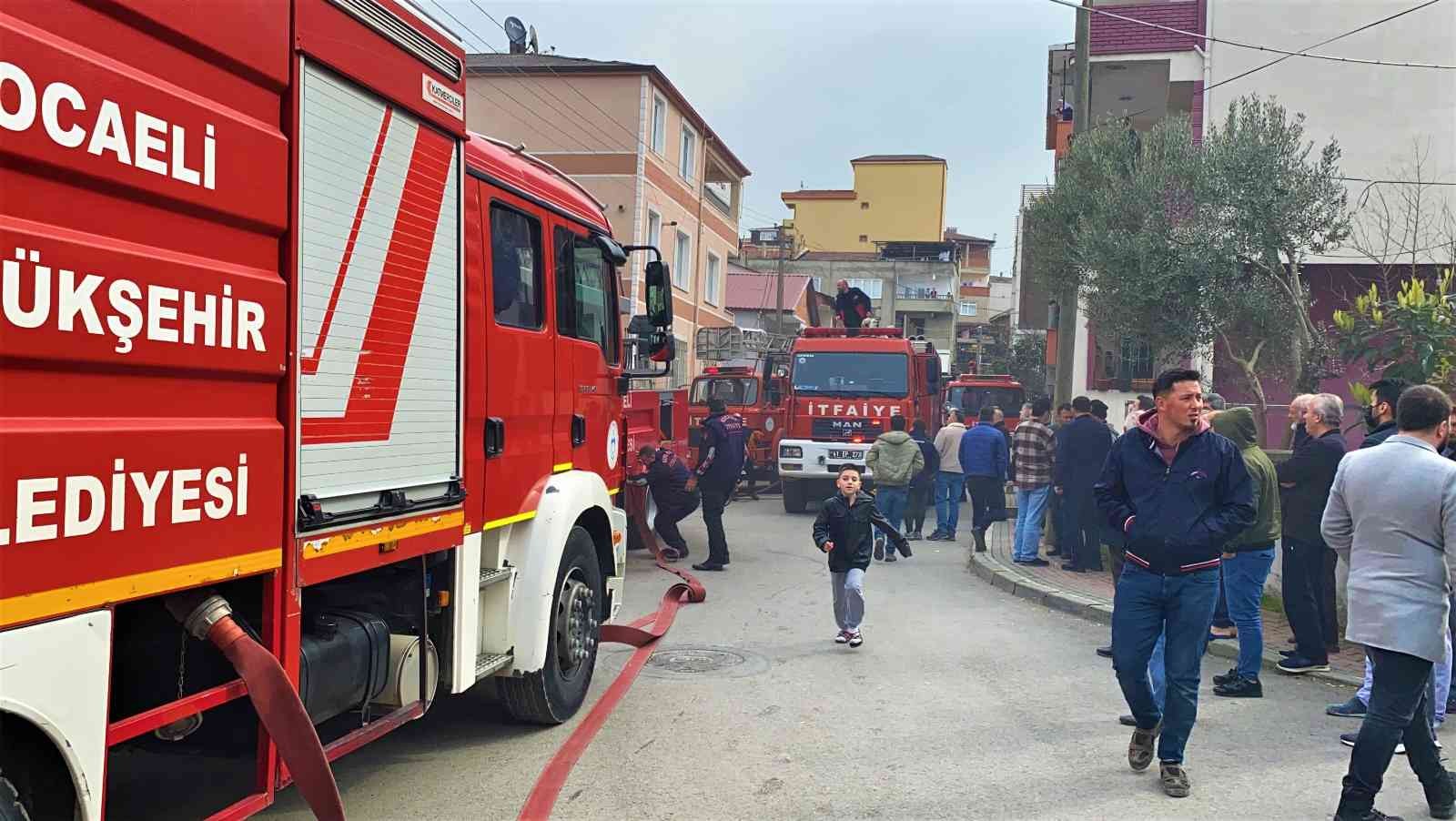 Binanın çatısı alevlere teslim oldu, 3 kişi dumandan etkilendi Kocaeli’nin Gebze ilçesinde üç katlı bir binanın çatısında çıkan yangında 3 kişi dumandan etkilendi. Yangın, Kocaeli’nin Gebze ilçesi Beylikbağı ...
