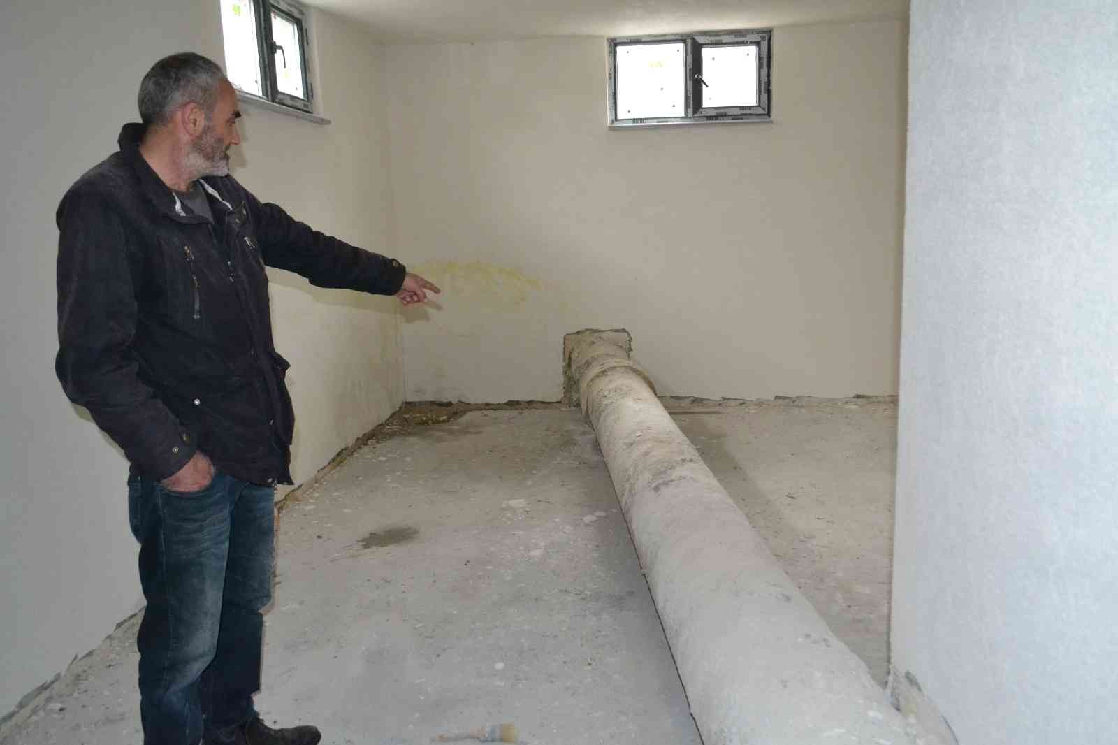 Boru patlarsa ev havaya uçacak Tekirdağ’ın Çorlu ilçesinde yaşayan Nafız Ocak, inşaatı bitmek üzere olan villasının bodrum katından geçen içme suyu hattı ana borularının ...