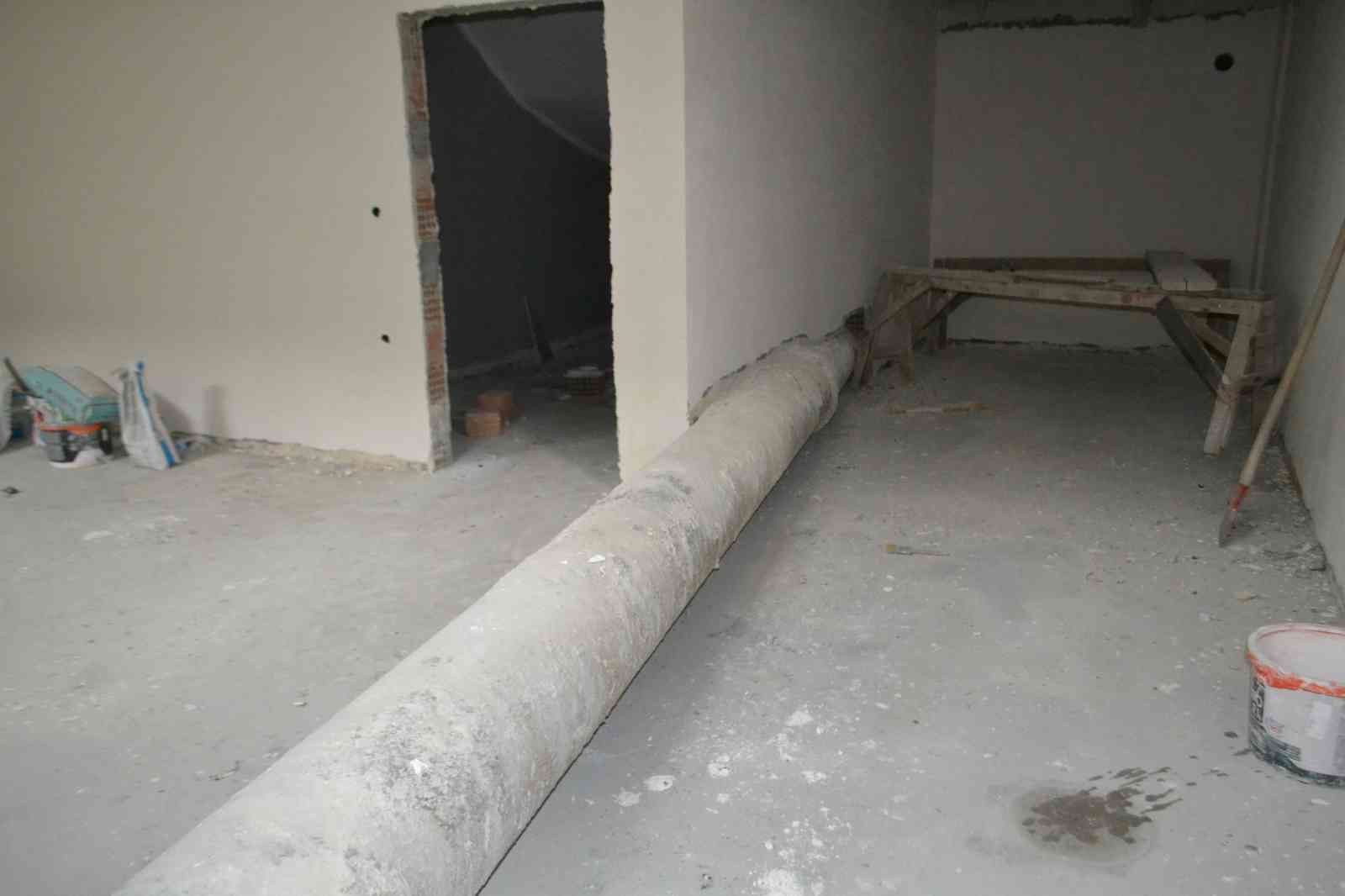 Boru patlarsa ev havaya uçacak Tekirdağ’ın Çorlu ilçesinde yaşayan Nafız Ocak, inşaatı bitmek üzere olan villasının bodrum katından geçen içme suyu hattı ana borularının ...