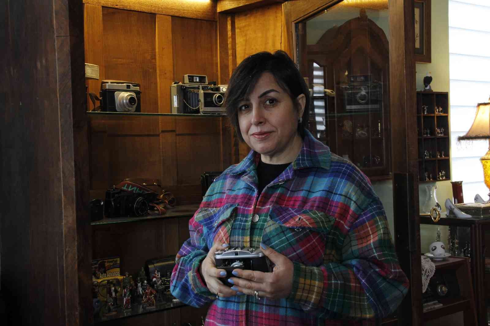 Bu dükkan insanları geçmişe götürüyor KOCAELİ (İHA) – Kocaeli’de yaşayan Ayşim Aktaş, çocukluğundan bu yana nostaljiye olan merakı dolayısıyla kentin ilk mağaza konseptli antika ...