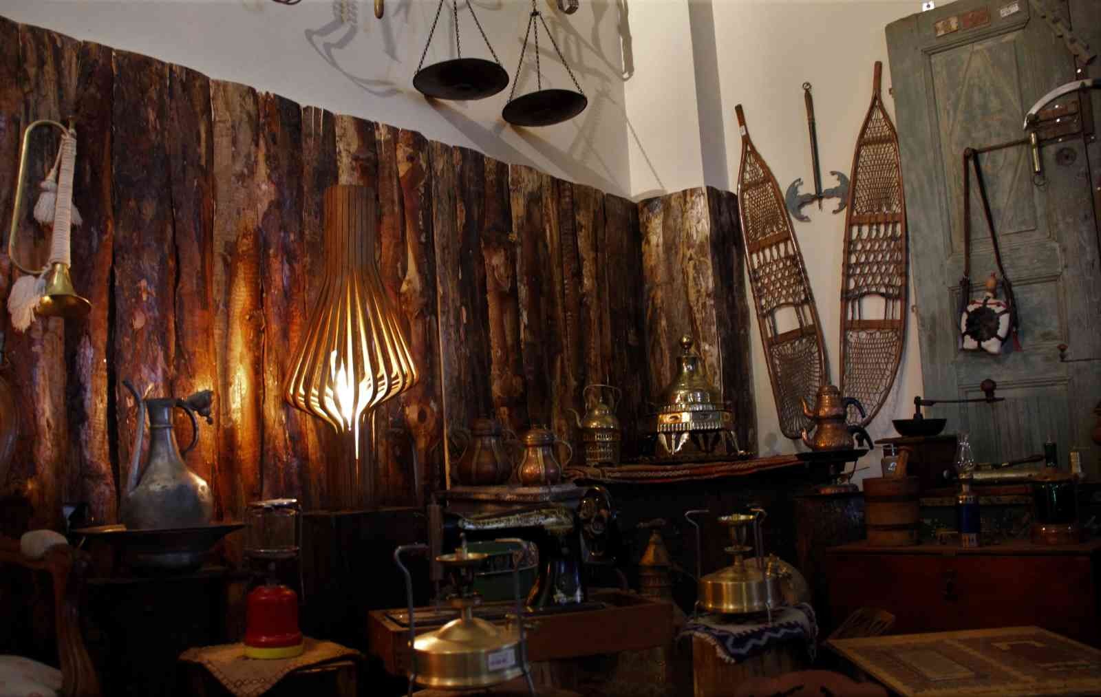 Bu dükkan insanları geçmişe götürüyor KOCAELİ (İHA) – Kocaeli’de yaşayan Ayşim Aktaş, çocukluğundan bu yana nostaljiye olan merakı dolayısıyla kentin ilk mağaza konseptli antika ...