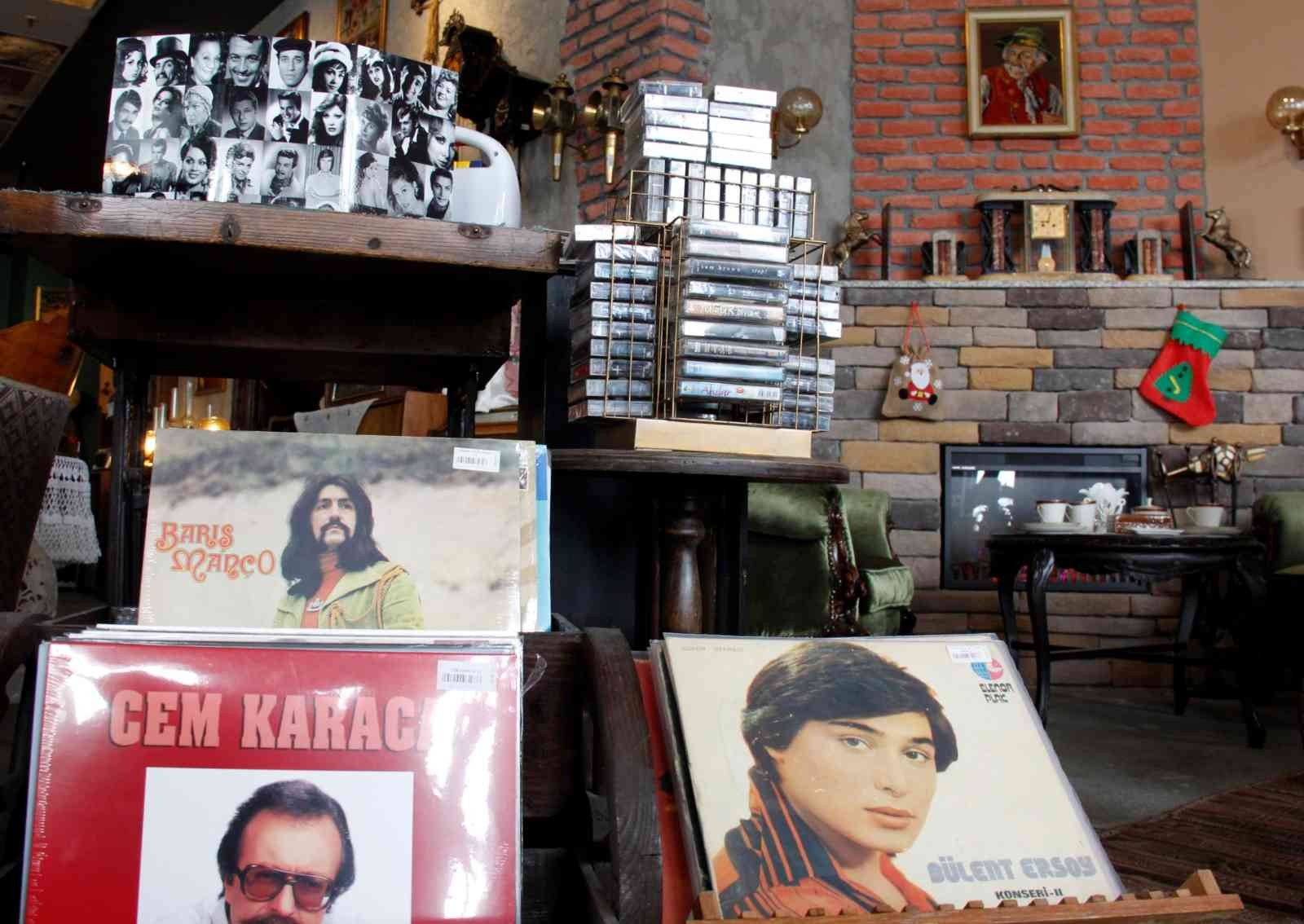 Bu dükkan insanları geçmişe götürüyor KOCAELİ (İHA) – Kocaeli’de yaşayan Ayşim Aktaş, çocukluğundan bu yana nostaljiye olan merakı dolayısıyla kentin ilk mağaza konseptli antika ...