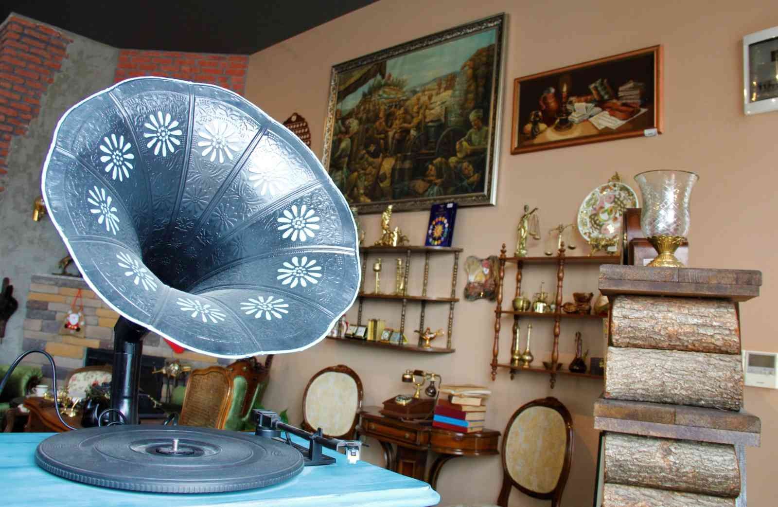 Bu dükkan insanları geçmişe götürüyor KOCAELİ (İHA) – Kocaeli’de yaşayan Ayşim Aktaş, çocukluğundan bu yana nostaljiye olan merakı dolayısıyla kentin ilk mağaza konseptli antika ...