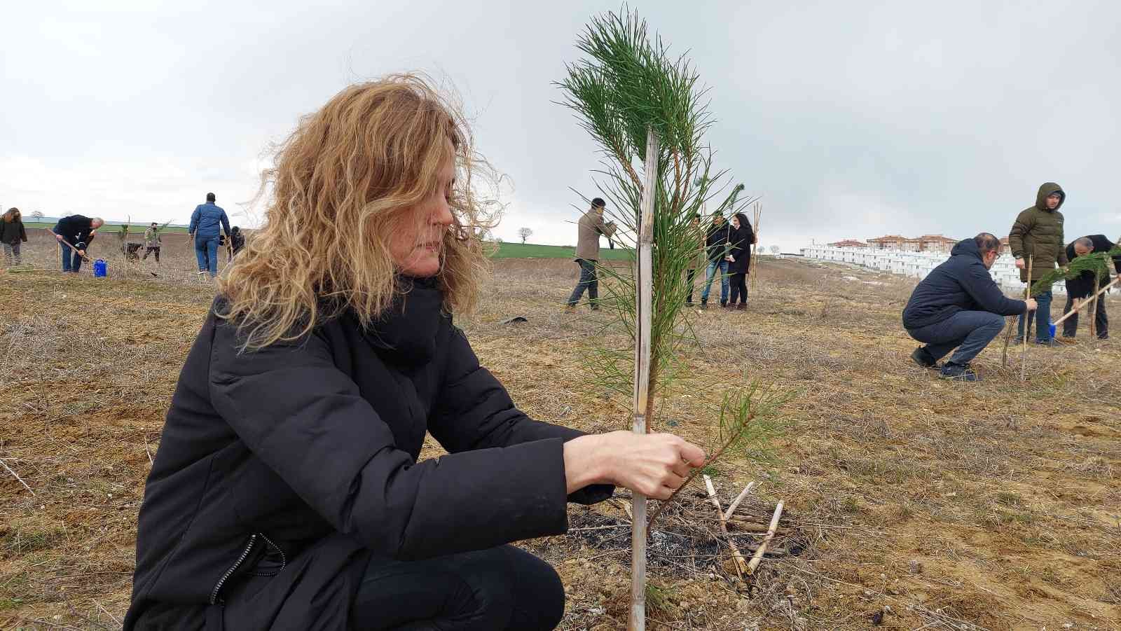 Bu fidanlar pandeminin baş kahramanları için boy gösterecek Korona virüs pandemisinde hayatını kaybeden sağlık çalışanları için Tekirdağ’ın Süleymanpaşa ilçesinde fidan dikim etkinliği gerçekleştirildi ...