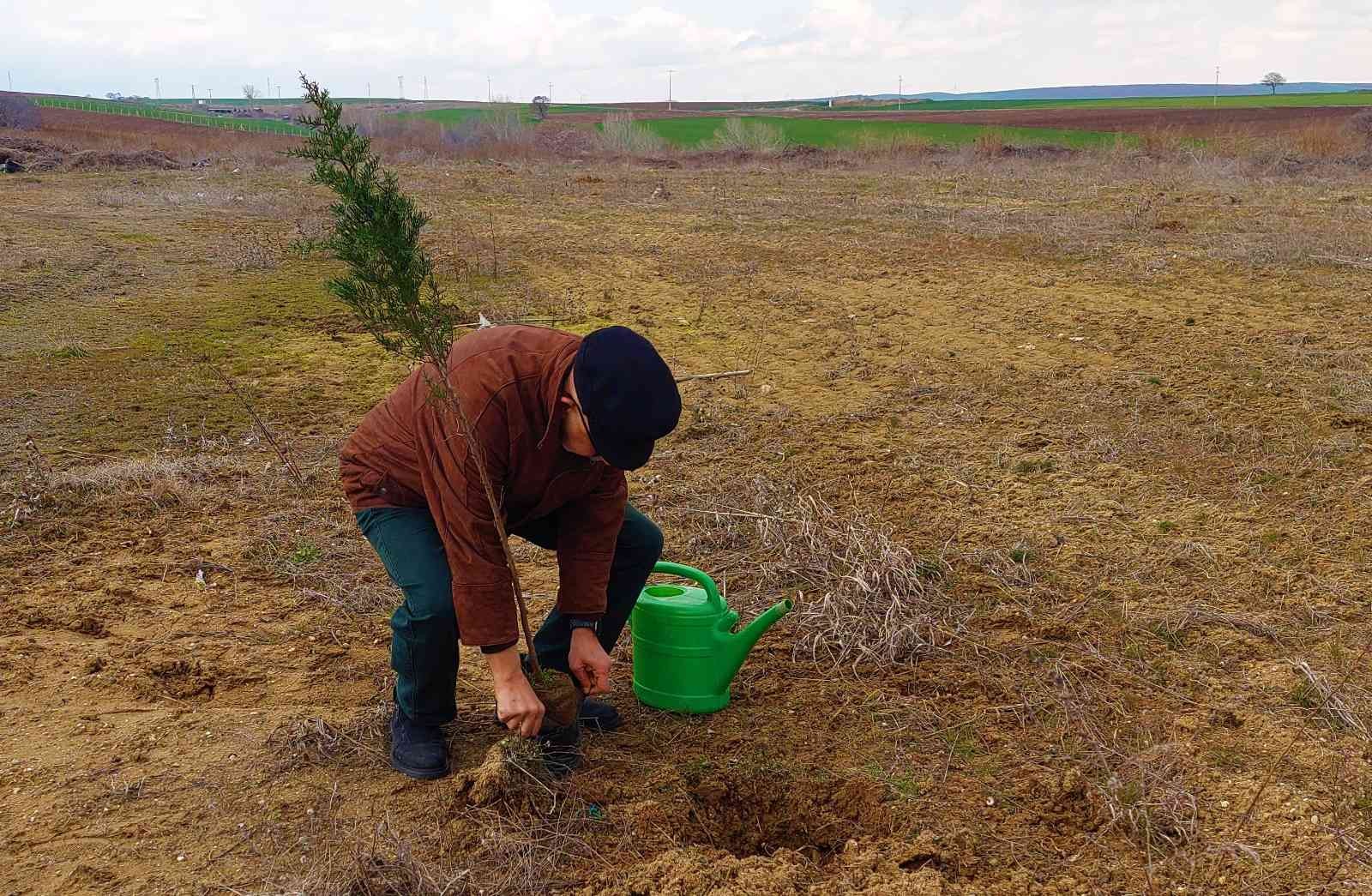 Bu fidanlar pandeminin baş kahramanları için boy gösterecek Korona virüs pandemisinde hayatını kaybeden sağlık çalışanları için Tekirdağ’ın Süleymanpaşa ilçesinde fidan dikim etkinliği gerçekleştirildi ...