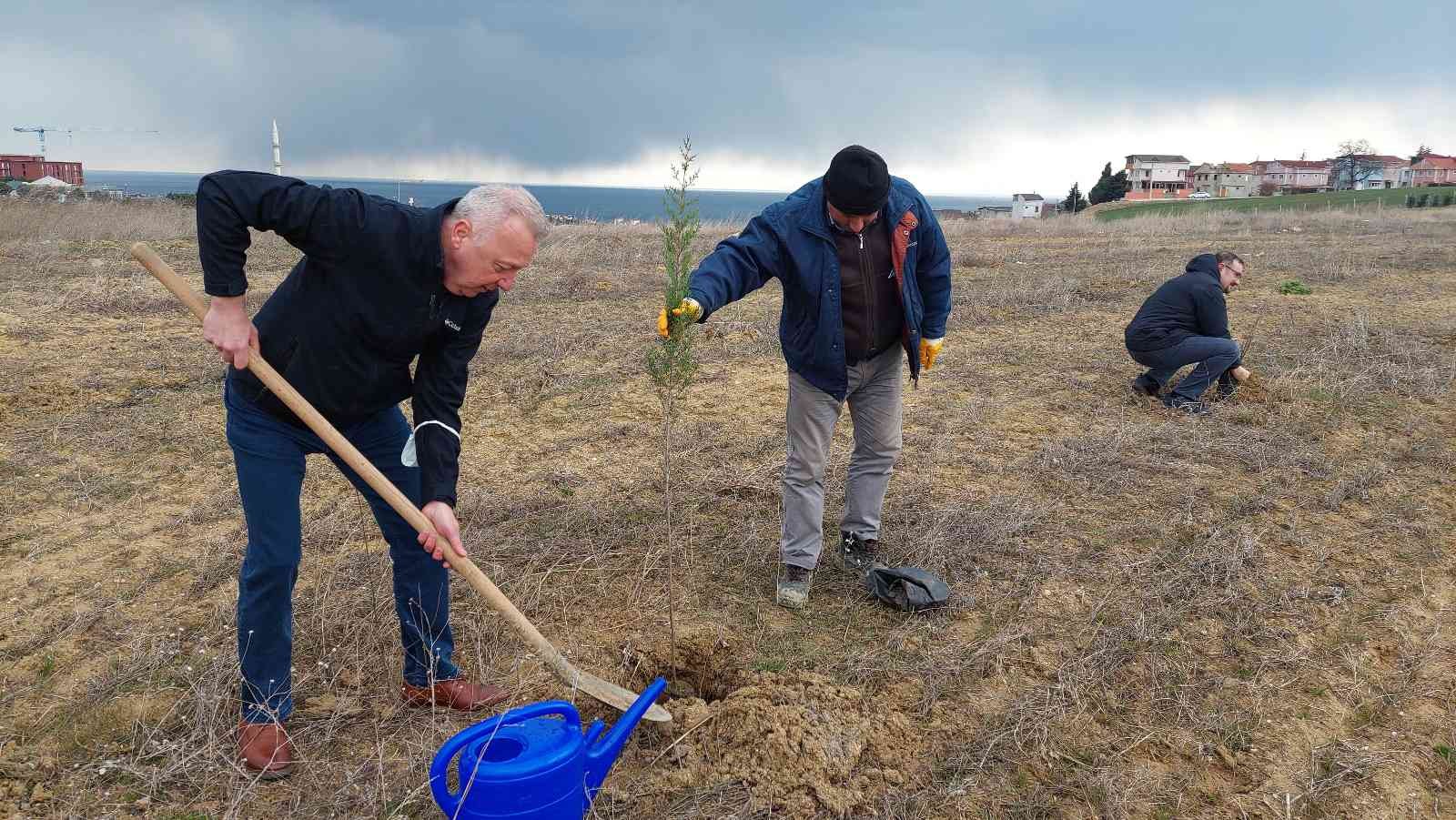 Bu fidanlar pandeminin baş kahramanları için boy gösterecek Korona virüs pandemisinde hayatını kaybeden sağlık çalışanları için Tekirdağ’ın Süleymanpaşa ilçesinde fidan dikim etkinliği gerçekleştirildi ...