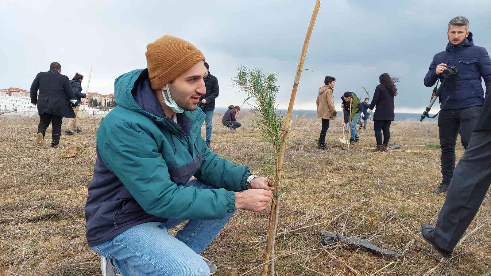 Bu fidanlar pandeminin baş kahramanları için boy gösterecek Korona virüs pandemisinde hayatını kaybeden sağlık çalışanları için Tekirdağ’ın Süleymanpaşa ilçesinde fidan dikim etkinliği gerçekleştirildi ...