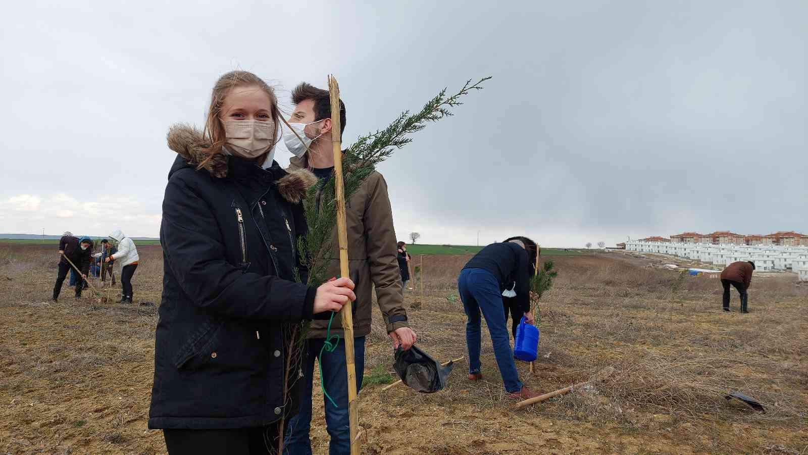 Bu fidanlar pandeminin baş kahramanları için boy gösterecek Korona virüs pandemisinde hayatını kaybeden sağlık çalışanları için Tekirdağ’ın Süleymanpaşa ilçesinde fidan dikim etkinliği gerçekleştirildi ...
