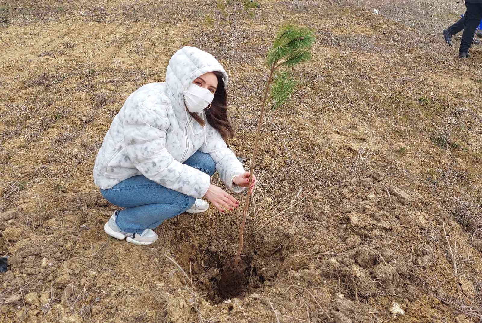 Bu fidanlar pandeminin baş kahramanları için boy gösterecek Korona virüs pandemisinde hayatını kaybeden sağlık çalışanları için Tekirdağ’ın Süleymanpaşa ilçesinde fidan dikim etkinliği gerçekleştirildi ...
