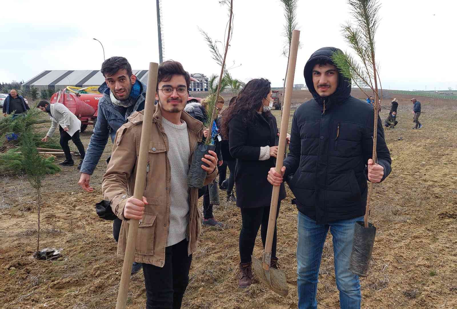Bu fidanlar pandeminin baş kahramanları için boy gösterecek Korona virüs pandemisinde hayatını kaybeden sağlık çalışanları için Tekirdağ’ın Süleymanpaşa ilçesinde fidan dikim etkinliği gerçekleştirildi ...