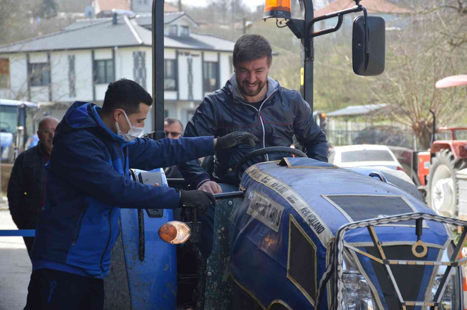 Bu hizmet sayesinde hem zamandan hem mazottan kazanıyorlar Sakarya’nın Karasu ilçesi Limandere Mahallesi’nde kurulan mobil traktör muayene istasyonu ile 10 mahalleye hizmet veriliyor. Çiftçiler ve traktör ...