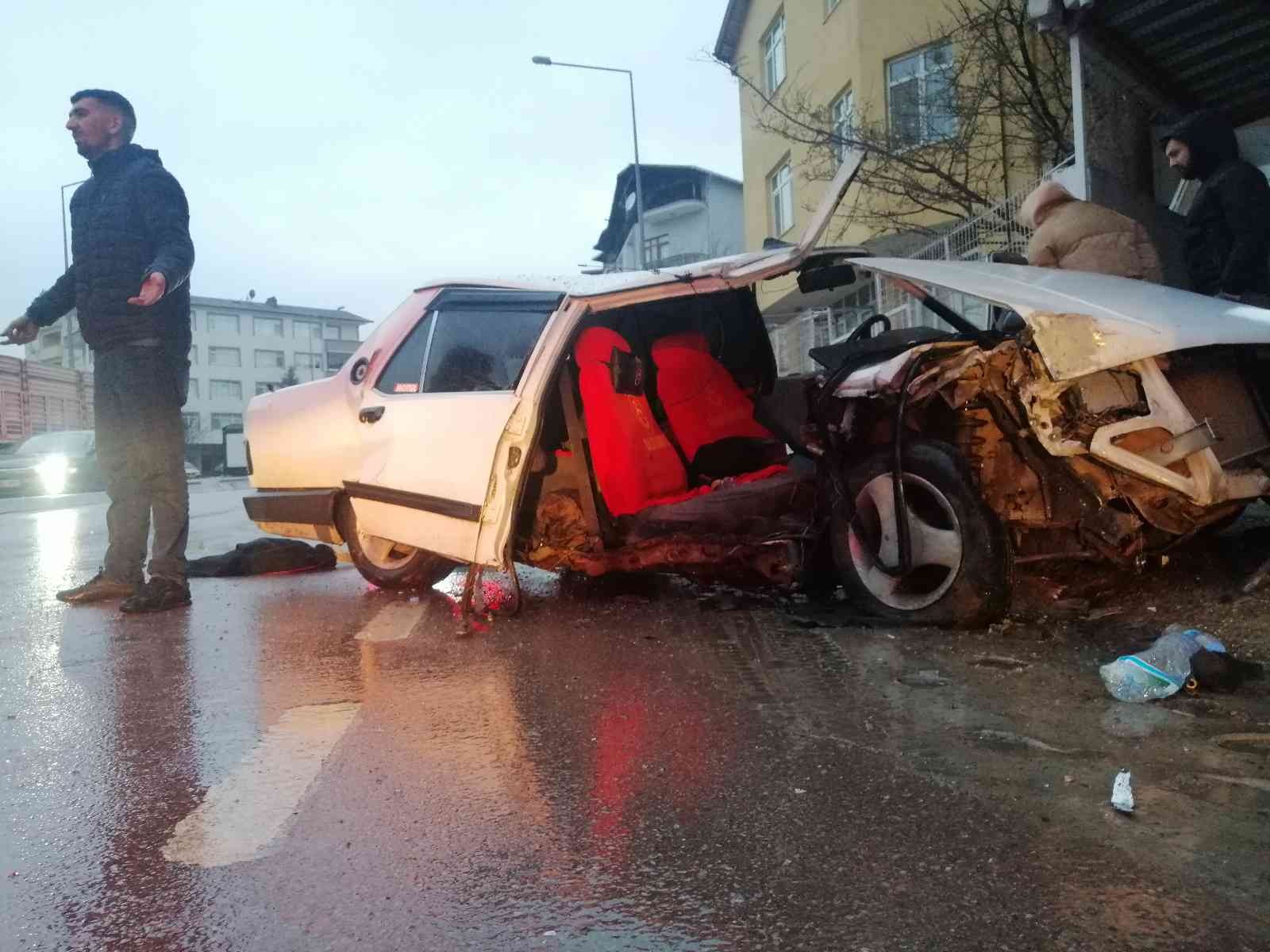 Bu otomobilden sağ çıktılar Kocaeli’de seyir halindeki otomobil aydınlatma direğine çarptı. Kaza sebebiyle otomobil parçalanıp hurdaya dönerken, 2 kişi yaralandı. Kaza ...