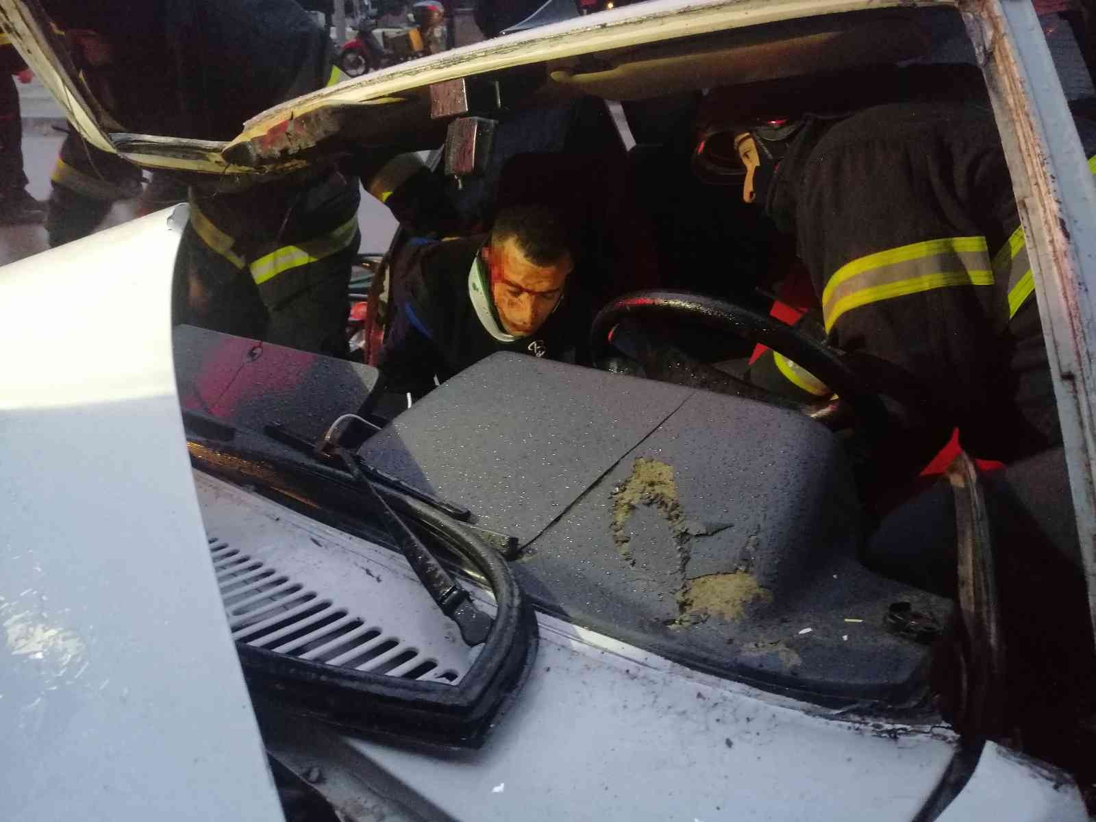 Bu otomobilden sağ çıktılar Kocaeli’de seyir halindeki otomobil aydınlatma direğine çarptı. Kaza sebebiyle otomobil parçalanıp hurdaya dönerken, 2 kişi yaralandı. Kaza ...